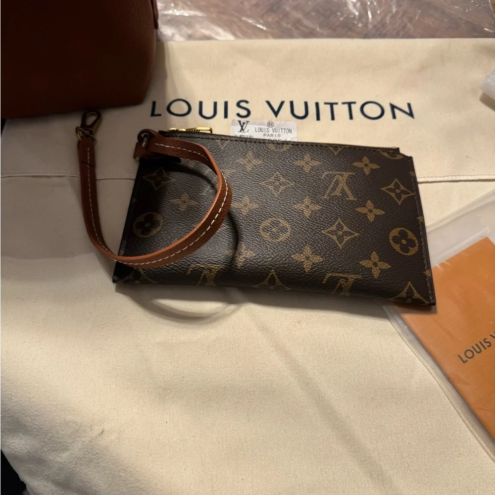 Elegant Brown Leather Shoulder Bag - Picture 12 of 12